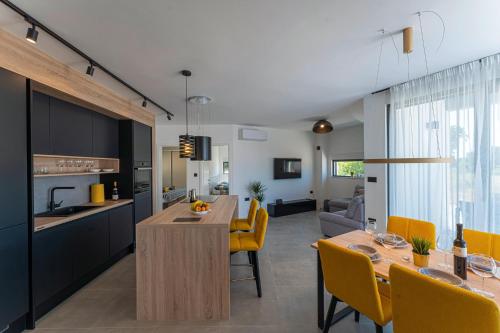 Villa Ambri in Trget - Haus für 4-5 Personen (Villa Ambri in Trget - Haus fur 4-5 Personen) in Brgod