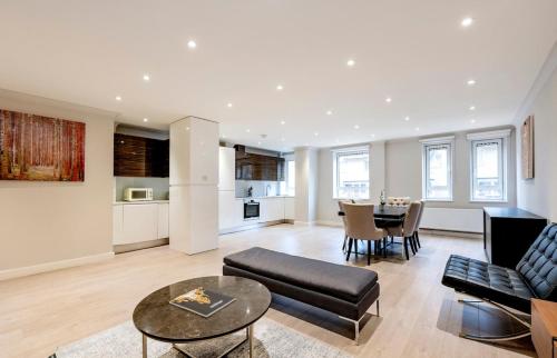 Lovely 2 bedroom apartment with private parking, Londyn