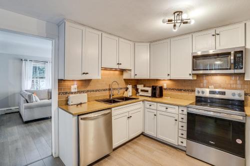 2 Mi to Town Home with Patio and Yard in Waterbury! in Waterbury (CT)