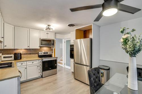 2 Mi to Town Home with Patio and Yard in Waterbury! in Waterbury (CT)