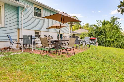 2 Mi to Town Home with Patio and Yard in Waterbury! in Waterbury (CT)