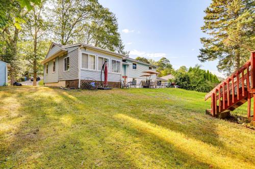 2 Mi to Town Home with Patio and Yard in Waterbury! in Waterbury (CT)