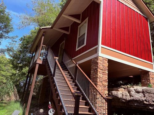 All Seasons Treehouse Village in Eureka Springs, USA
