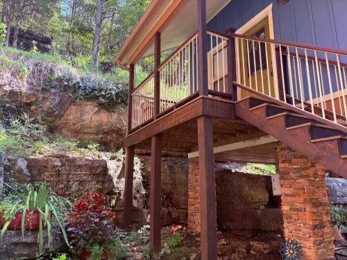 All Seasons Treehouse Village in Eureka Springs, USA
