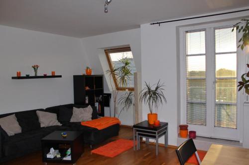 Sunny Two-story Apartment Kyje, Praha (fotografie 5)