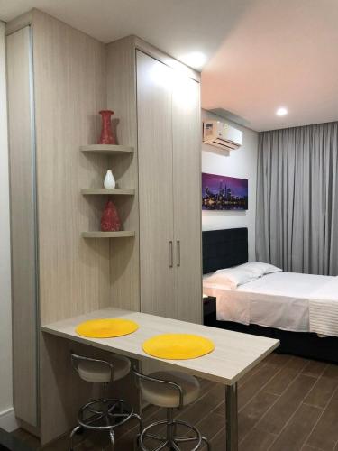 Flat com excelente localização na Granja Viana