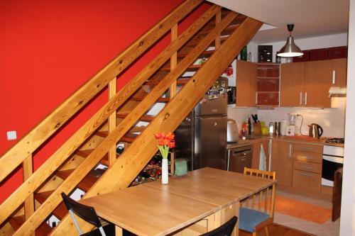 Sunny Two-story Apartment Kyje, Praga