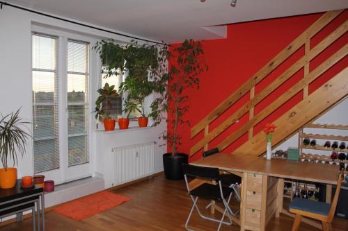 Sunny Two-story Apartment Kyje, Praha (fotografie 6)