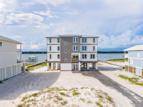 Over the Moon - 8 BR - Sleeps 28 - Private pool & pier - Prickett Properties