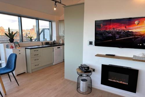 City Centre Penthouse on Concert Square with City Views, Liverpool (photo 9)