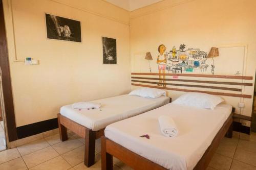 1 double bed, 1 twin bed