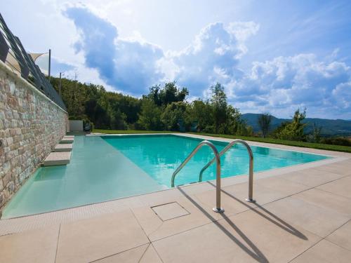 Úszómedence, Elegant Villa with Garden in Acqualagna