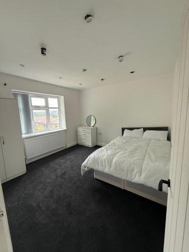 3 Bed Semi, Bingley, BD16, Free Parking, Wi-Fi in 賓格利