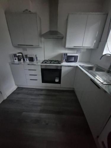 廚房, 3 Bed Semi, Bingley, BD16, Free Parking, Wi-Fi in 賓格利
