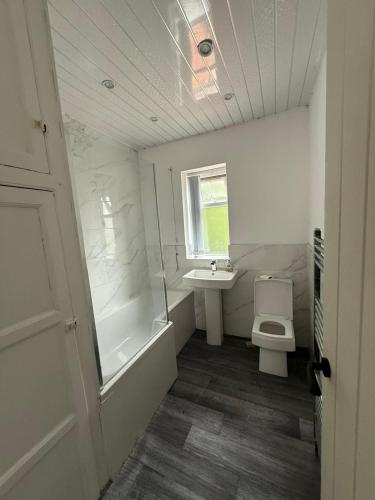 浴室, 3 Bed Semi, Bingley, BD16, Free Parking, Wi-Fi in 賓格利