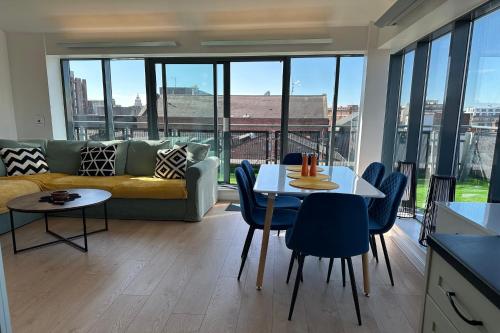 City Centre Penthouse on Concert Square with City Views, Liverpool (photo 3)
