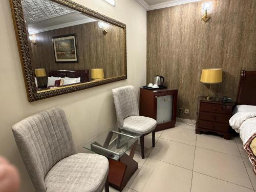 Hotel The Monterey - image 2