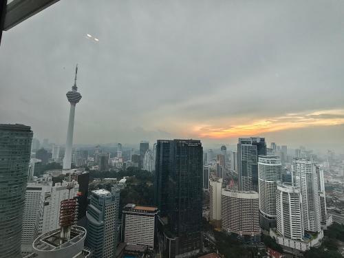 Sky Suites KLCC Apartment by Premium Family Room Stay - image 11