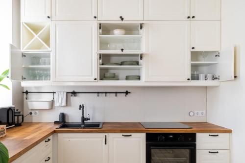 Spacious 3-Bedroom Apartment for 8 with Full Kitchen - Barona Street, Central Riga, Riga (foto 6)