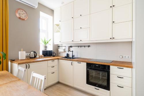 Spacious 3-Bedroom Apartment for 8 with Full Kitchen - Barona Street, Central Riga, Riga (foto 7)