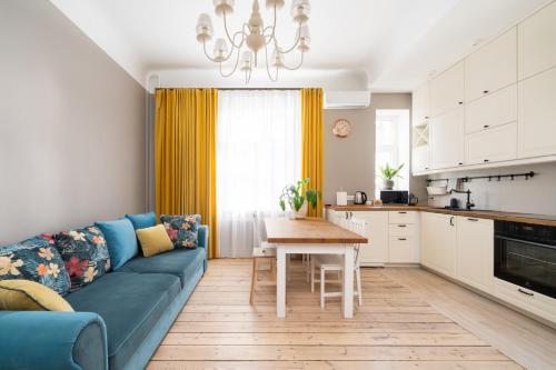 Spacious 3-Bedroom Apartment for 8 with Full Kitchen - Barona Street, Central Riga, Riga (foto 3)