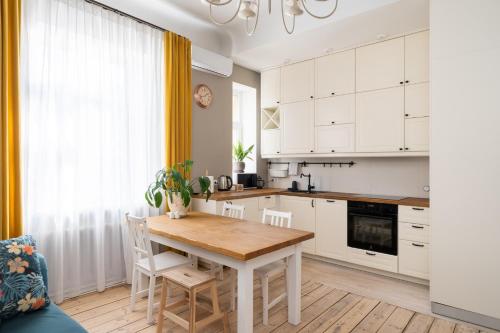 Spacious 3-Bedroom Apartment for 8 with Full Kitchen - Barona Street, Central Riga, Riga (foto 4)