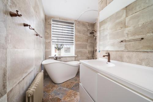 Spacious 3-Bedroom Apartment for 8 with Full Kitchen - Barona Street, Central Riga, Ryga