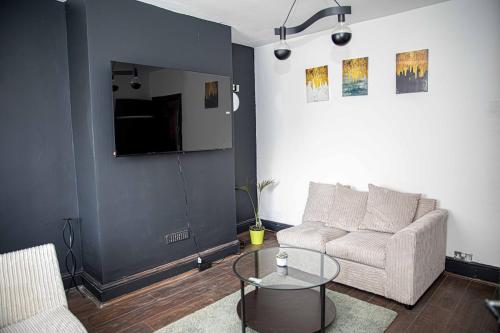 2BR Home in Manchester near Etihad Stadium with Parking, Manchester