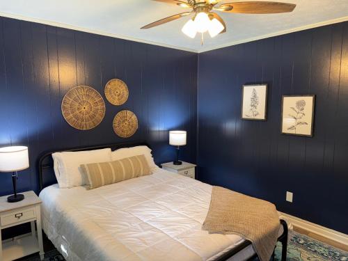 Cozy French Cottage 1/2 mi from Covington Square in Covington, USA