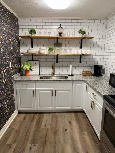 Cozy French Cottage 1/2 mi from Covington Square in Covington, USA