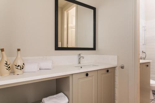 1930's Athenian House by YHA, Athens (photo 9)