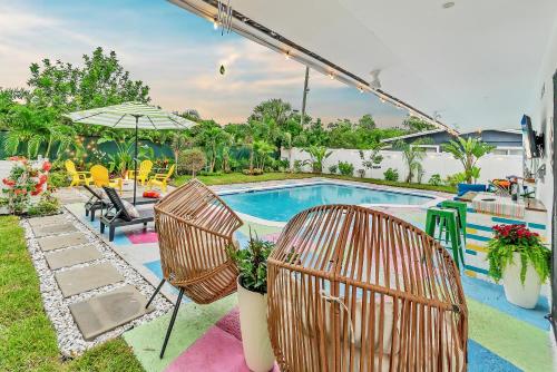 Charming Tropical Getaway with pool-3mile to Beach