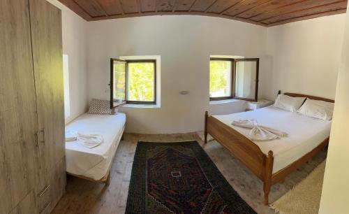 3 twin beds