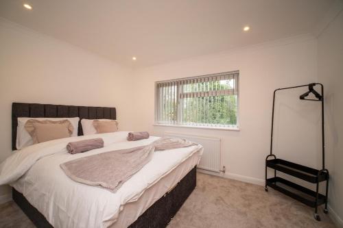 Luxury 5-Bed, Windsor Sleeps 9, Private Parking