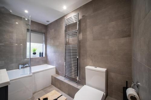 Luxury 5-Bed, Windsor Sleeps 9, Private Parking, Windsor (zdjęcie 6)