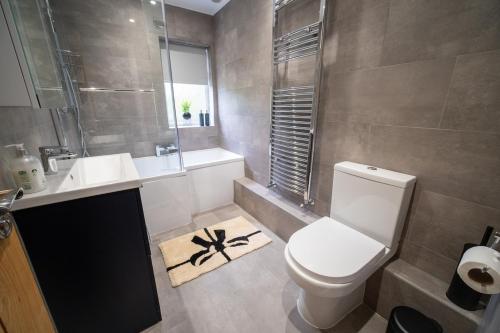 Luxury 5-Bed, Windsor Sleeps 9, Private Parking, Windsor (zdjęcie 10)