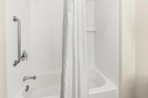 Queen Room with Two Queen Beds - Mobility Access Tub/Non-Smoking