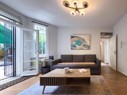 Lovely 2 bedroom Garden Flat apartment in West Kensington, Londýn