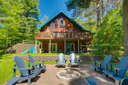 Lakefront Hazelhurst Cabin Dock and Pool Table in Hazelhurst, USA