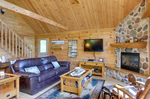 Lakefront Hazelhurst Cabin Dock and Pool Table in Hazelhurst, USA