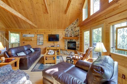 Lakefront Hazelhurst Cabin Dock and Pool Table in Hazelhurst, USA
