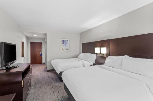 2 queen beds