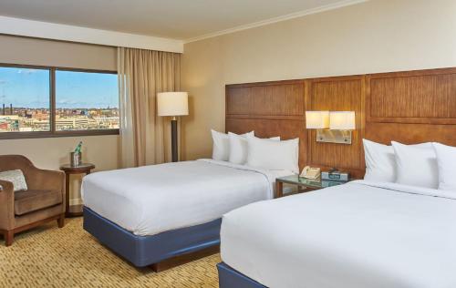 2 queen beds