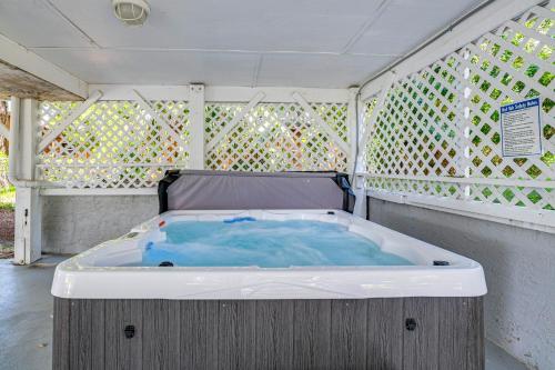 Dock, Hot Tub & Games: Crystal River Family Gem in Homosassa (Florida)