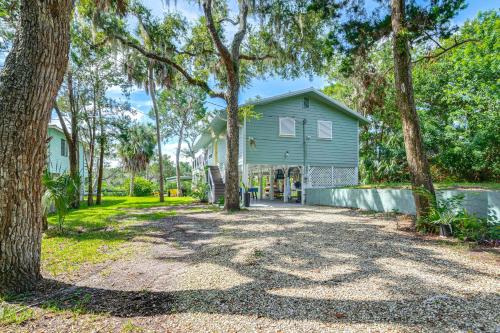 Dock, Hot Tub & Games: Crystal River Family Gem in Homosassa (Florida)