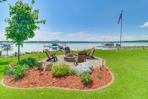 Villa on Lake Darling Fire Pit, Deck and BBQ!, Alexandria