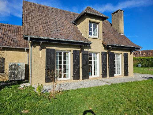 Grande maison rénovée avec jardin, idéale familles et professionnels gîte à louer Ouillon