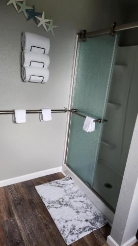 The Pacific Lookout Sleeps 6 Hot Tub Pet Friendly Ocean View EV Charger - image 11