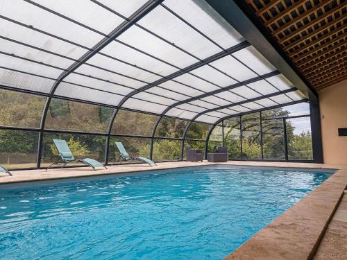 Maison isolée avec jardin, piscine intérieure chauffée et équipements pour des vacances de rêve. - FR-1-591-330 gîte à louer La Davidière