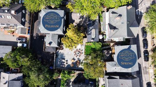 The Royce on Spring - High-End Family Getaway in Newport - image 3